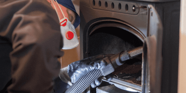 Ramoneur en train de ramoner un poêle à granulé