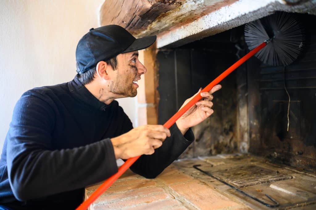 homme qui entretien une cheminée