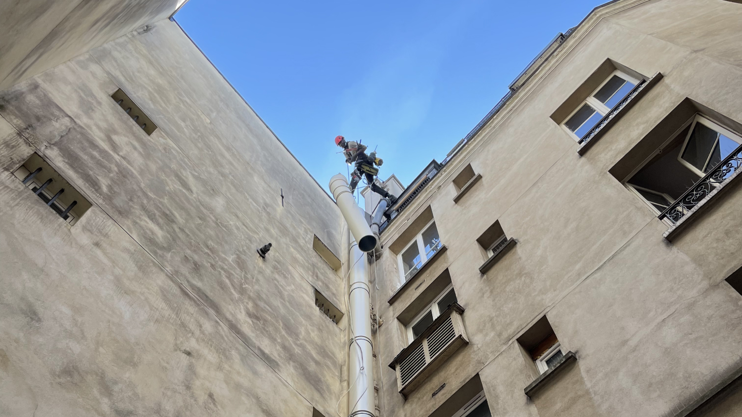 Installation conduit sur façade